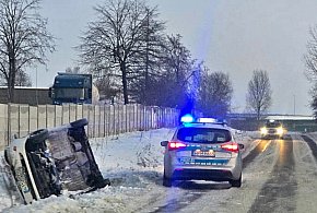 Córka prawdopodobnie straciła panowanie nad autem na śliskiej nawierzchni-25930