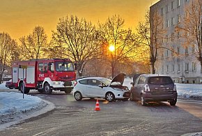 Zderzenie toyoty z fordem na skrzyżowaniu w Płońsku-25939