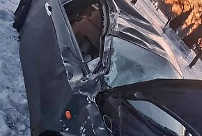 35-latek stracił panowanie nad autem. Samochód uderzył w drzewo