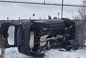 Na śliskiej nawierzchni stracił panowanie nad autem