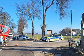 Fiat wpadł w poślizg, zjechał z drogi i uderzył w drzewo