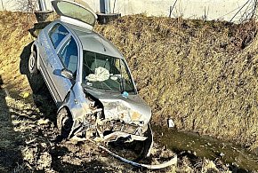 Straciła panowanie na toyotą. Kierująca autem 42-latka w szpitalu