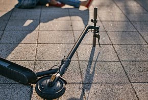 Hulajnogą w samochód. 14-latek pouczony przez policjantów