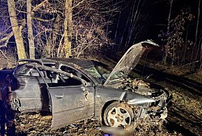 Audi uderzyło w betonowy przepust. Trzy osoby w szpitalu