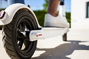 Hulajnogą w osobówkę. Kierujący jednośladem pouczony