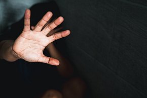 Płońsk: 77-latek z nakazem opuszczenia mieszkania za przemoc wobec żony