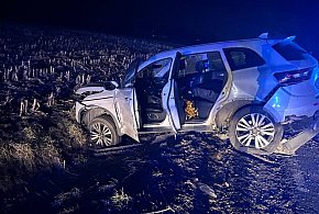 Toyota zahaczyła o tył ciągnika, a zaraz potem zderzyła się z renault