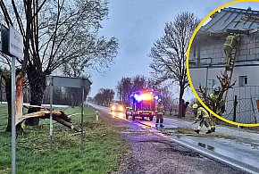 Uszkodzone dachy, powalone na drogi drzewa - strażacy ruszyli na pomoc