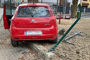 Tak się kończy jazda pod wpływem alkoholu! Wszystko przy placu zabaw!