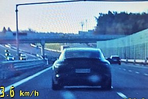 153 km/h na „siódemce”. Kierowca porsche bez uprawnień i z recydywą