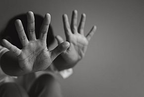 Płońsk: 42-latek stosował przemoc wobec matki. Kobieta trafiła do szpitala