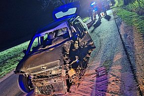 Na środku jezdni stał rozbity opel. Różne wersje przebiegu zdarzeń