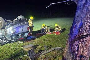 Na drodze krajowej nr 62 volkswagen uderzył w drzewo. 19-letni kierowca w szpitalu