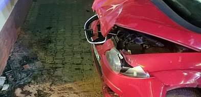 Pijany 18-latek uderzył autem w budynek i uciekł...-25536