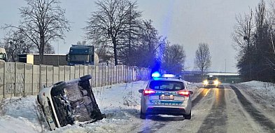 Córka prawdopodobnie straciła panowanie nad autem na śliskiej nawierzchni-25930