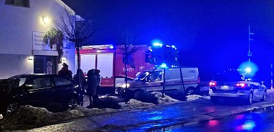 Płońsk: Samochodem w budynek i skrzynkę gazową!