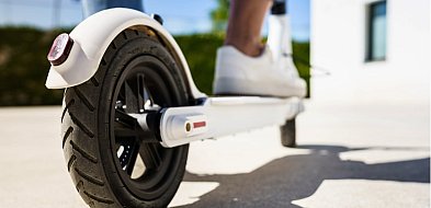 Hulajnogą w osobówkę. Kierujący jednośladem pouczony