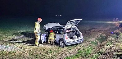 Auto zjechało z drogi, przejechało przez rów i dachowało na polu