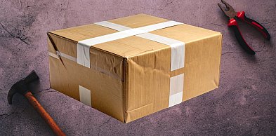 W paczce kombinerki i niewielki młotek. A miało być coś innego...