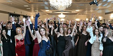 Niech żyje bal! Studniówka licealistów z ''Płockiej'' [ZDJĘCIA]