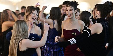 Tanecznym krokiem i śpiewająco - na balu I LO w Płońsku [VIDEO]