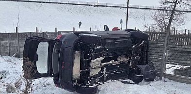 Na śliskiej nawierzchni drogi stracił panowanie nad autem