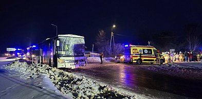 Zderzenie autokarów wzdłuż ''siódemki''. Służby na miejscu wypadku udzielają pomoc