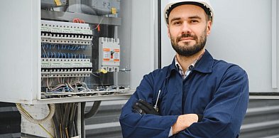 Jak zacząć pracę jako elektryk – pierwsze kroki w zawodzie i niezbędne wyposażenie
