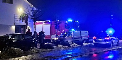 Płońsk: Samochodem w budynek i skrzynkę gazową!