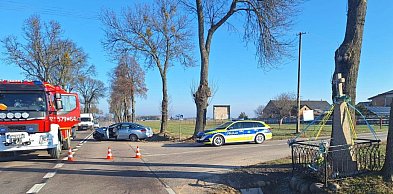 Fiat wpadł w poślizg, zjechał z drogi i uderzył w drzewo