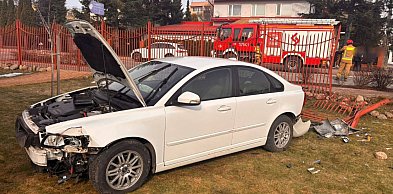 Volvo uderza w ogrodzenie jednej z posesji przy Płockiej