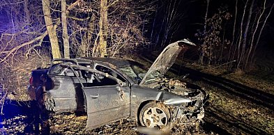 Audi uderzyło w betonowy przepust. Trzy osoby w szpitalu