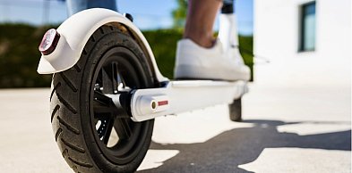 Hulajnogą w osobówkę. Kierujący jednośladem pouczony