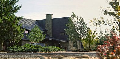 Slow wedding nad jeziorem w rytmie natury