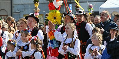 6,36! - wybrano najwyższą palmę wielkanocną. Świąteczne spotkanie w rynku [FOTO]