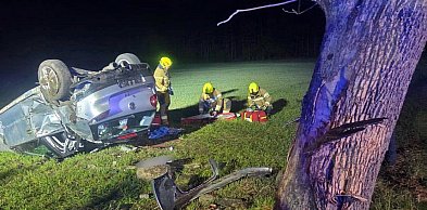 Na drodze krajowej nr 62 volkswagen uderzył w drzewo. 19-letni kierowca w szpitalu