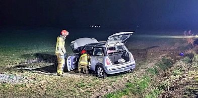 Auto zjechało z drogi, przejechało przez rów i dachowało na polu