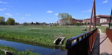 Piłkarskie boisko i obiekt rozgrzewkowy dla lekkoatletów