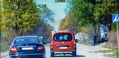 Brawura 19-latka. Niebezpieczne wyprzedzanie na pasach w Arcelinie