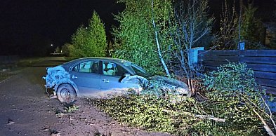 Pijany 23-latek rozbił kradzione auto. Wpadł po szarpaninie z właścicielem posesjI