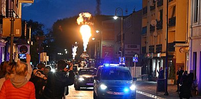 Płońsk rozbłysnął ogniem. Parada baloniarzy po zmroku [ZDJĘCIA]