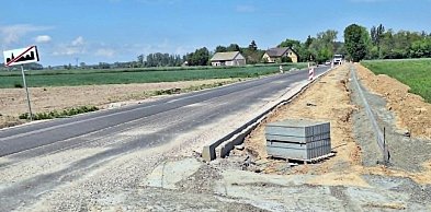 Trwa przebudowa drogi i budowa ścieżki pieszo-rowerowej