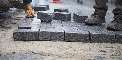 Nowoczesny podjazd krok po kroku – od planu na papierze do gotowej nawierzchni