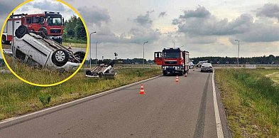 Dachowanie suzuki w Dłużniewie. Pasażerka trafiła do szpitala