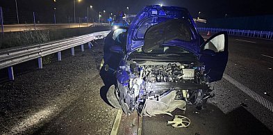 Nocny wypadek na ''siódemce''. Auto uderzyło w barierę ochronną