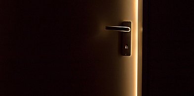Płońsk: Miał przynieść pieniądze po zmarłym mężu. 84-latka ofiarą oszusta