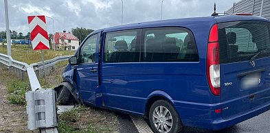 Dostawczy mercedes uderzył w bariery na S7 pod Płońskiem