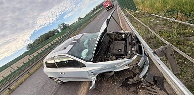 Fiat uderzył w bariery na S7. 31-latka straciła panowanie nad autem