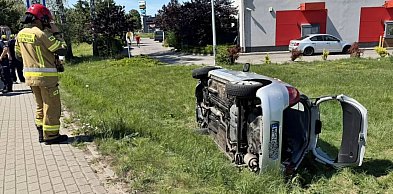 Płońsk: Toyota zjechała do rowu i przewróciła się na bok. Kierowca był pijany