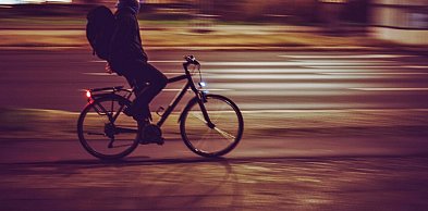 Rowerzysta nie trzymał rąk na kierownicy, okazało się, że jest poszukiwany